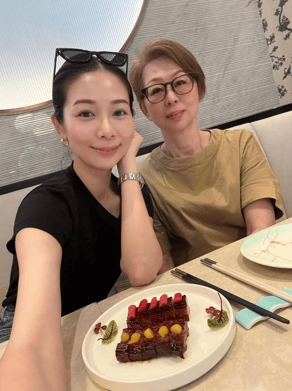 TVB眾女星大曬與母親合照!胡定欣、高海寧、連詩雅同框比拼,誰跟媽媽最像?