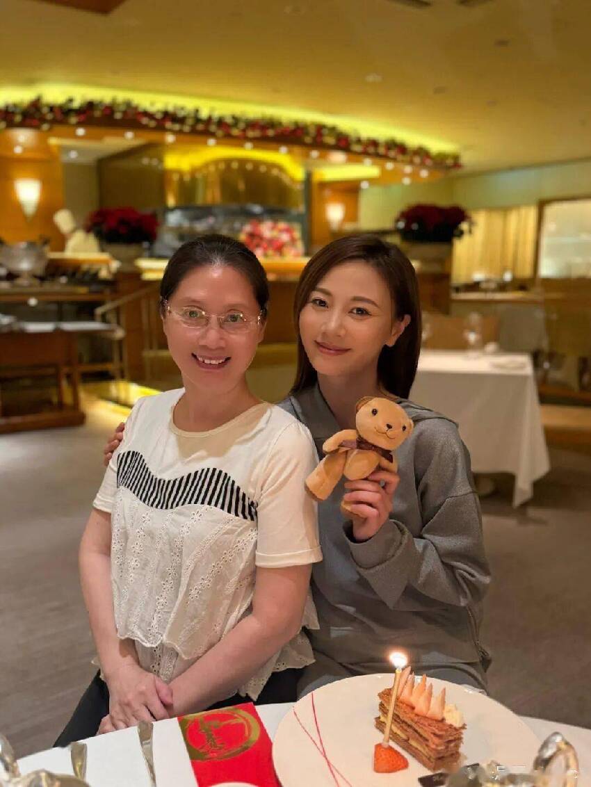 TVB眾女星大曬與母親合照!胡定欣、高海寧、連詩雅同框比拼,誰跟媽媽最像?