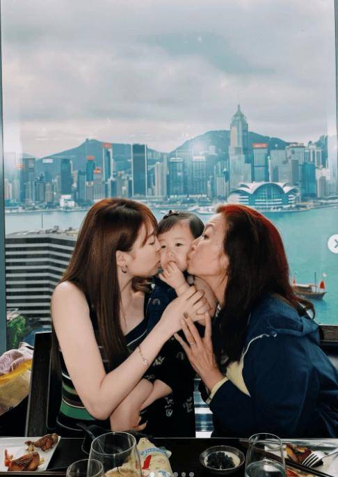 TVB眾女星大曬與母親合照！胡定欣、高海寧、連詩雅同框比拼，誰跟媽媽最像？