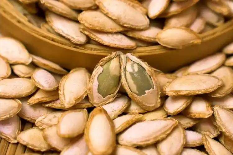 南瓜子能不能每天吃？醫生：過了63歲以後，吃堅果牢記5個關鍵