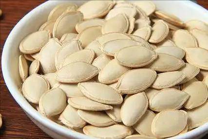 南瓜子能不能每天吃？醫生：過了63歲以後，吃堅果牢記5個關鍵