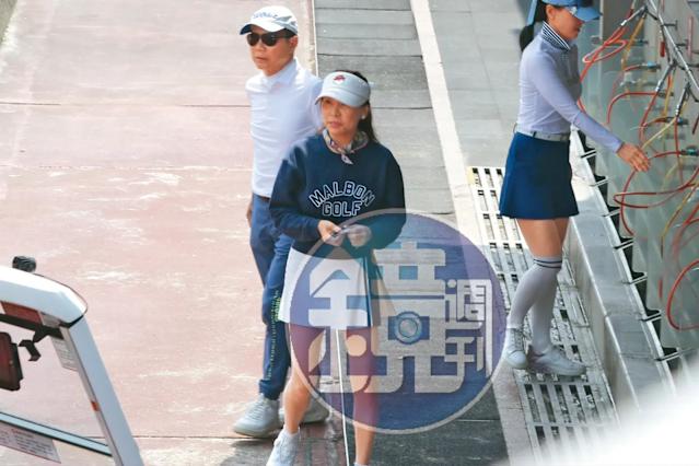 白髮阿公獨自現身公園「竟是郭台銘」！目擊者嘆：「神情全變了」