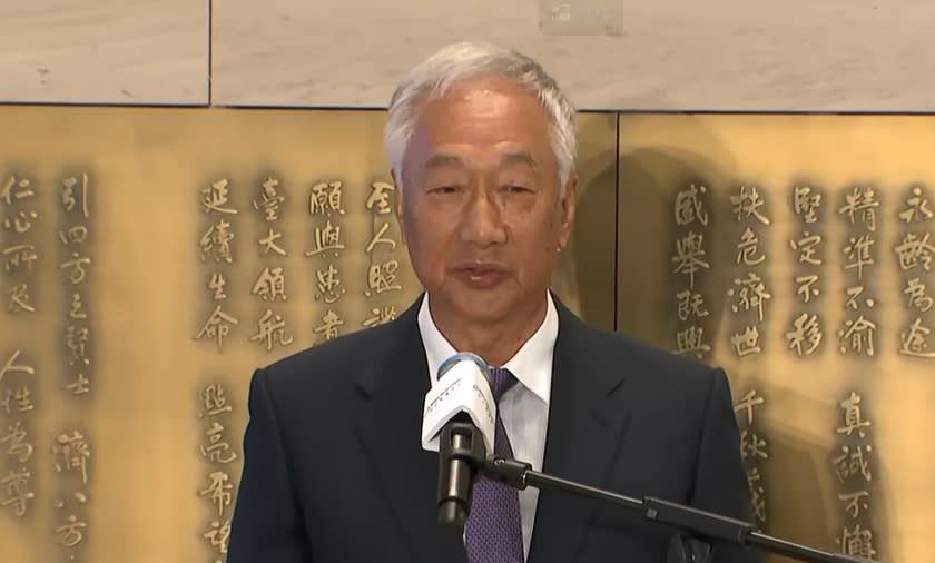 白髮阿公獨自現身公園「竟是郭台銘」！目擊者嘆：「神情全變了」
