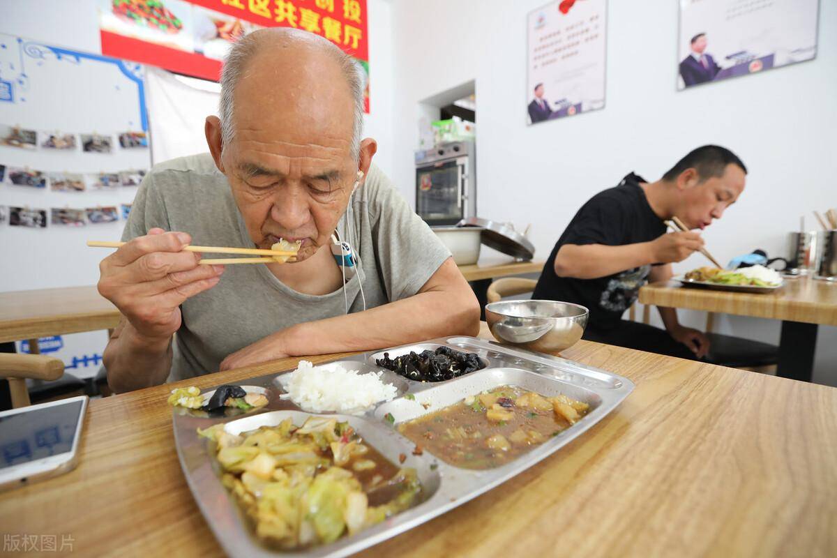 75歲老人坦言：請過看護、去過養老院，才明白「晚年最好歸宿」在哪裡