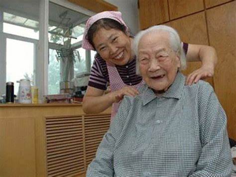 小保姆照顧75歲大爺15年,大爺去世那天,大爺的兒子這樣對保姆