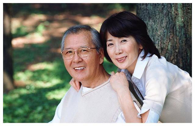小保姆照顧75歲大爺15年,大爺去世那天,大爺的兒子這樣對保姆