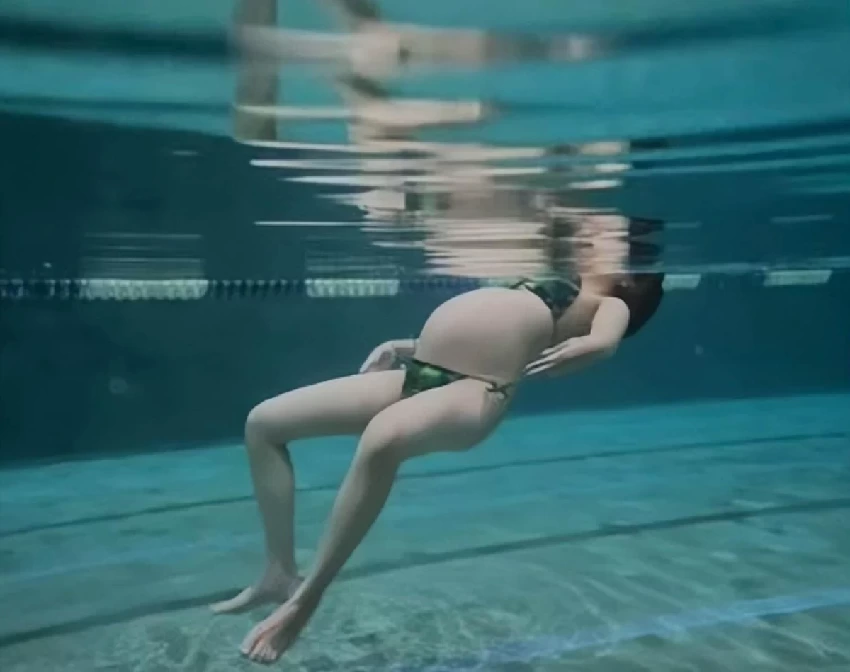恭喜！42歲香港知名女星宣布產女，孕期挺大肚堅持游泳保持身材
