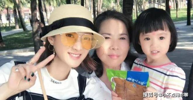 她錯過靳東，轉身嫁給父親看準的女婿？如今43歲被婆家寵成公主