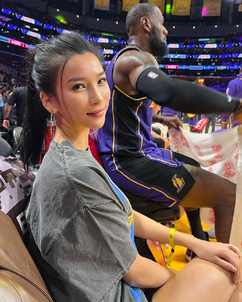 每場NBA都坐第一排！正妹名媛還和詹皇、卡戴珊姊妹同框「超狂身世曝光」