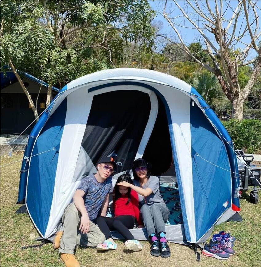 52歲朱茵現狀曝光！住深山殘屋，開97年破車，女神為何走到如此地步