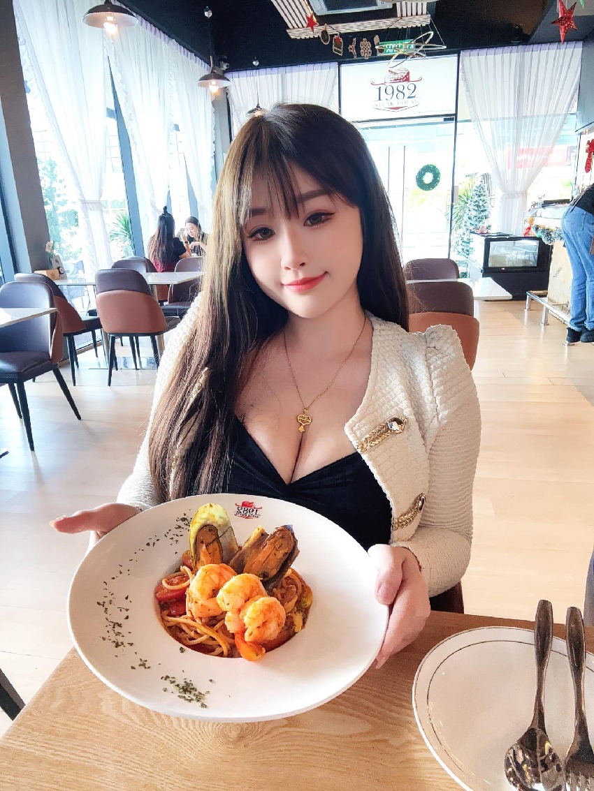 Malaysian internet celebrity shows off her impressive figure!