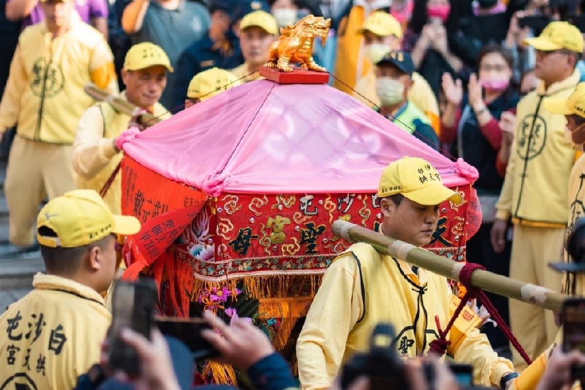 60萬人見證神蹟!白沙屯媽祖「突然說話」影片曝光 信眾一聽感動哭:「慈悲的聲音...」
