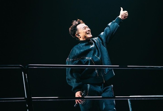 陳奕迅不幸中暑休克，致多處骨裂縫30針仍未出院，宣布演唱會延期