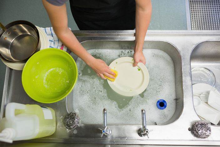 為何吃完飯不能立刻洗碗？幸虧得到餐廳保潔指點，才避免了大麻煩