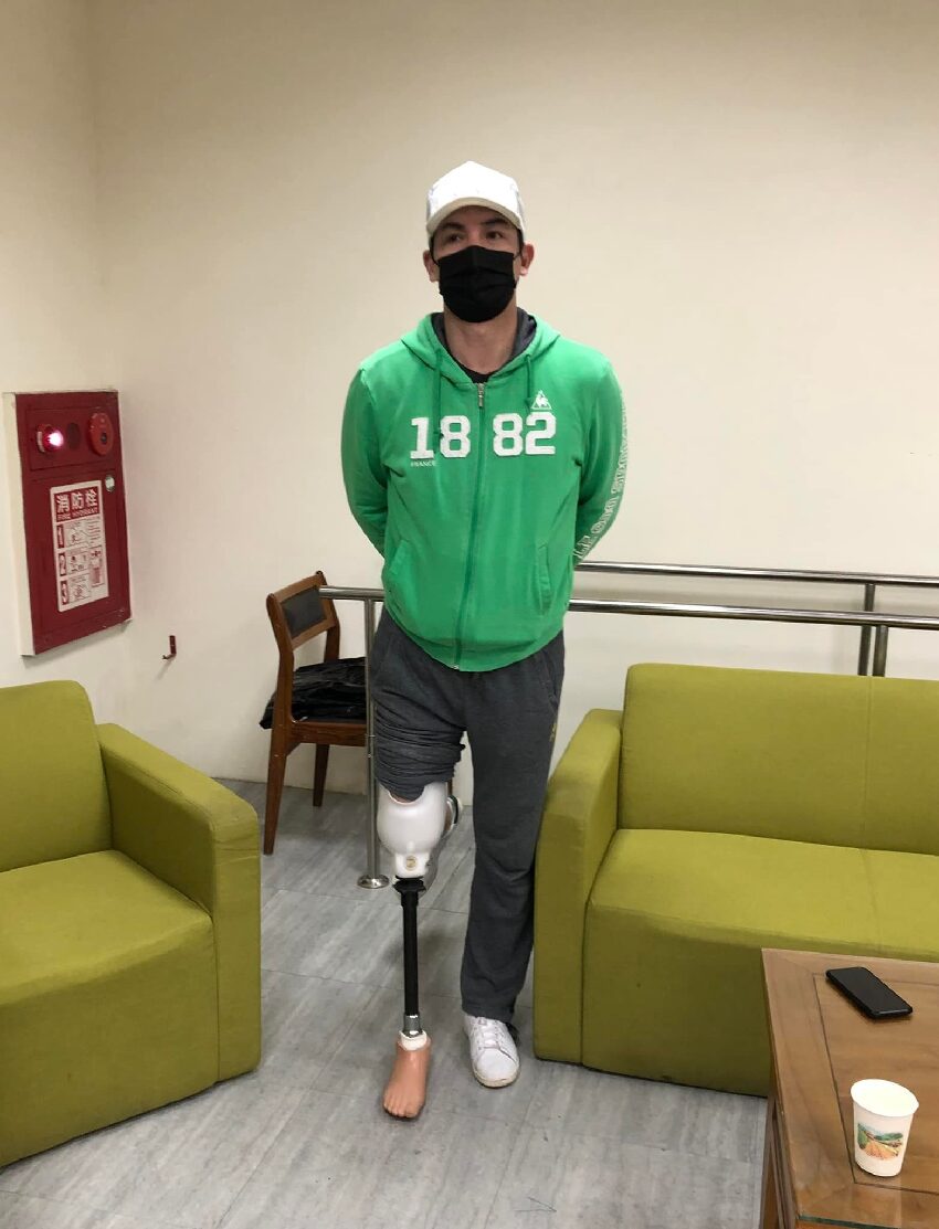 無預警公開截肢照！60歲伊正「右腳穿義肢強忍痛」　他終於「現身解釋現況」粉絲全含淚
