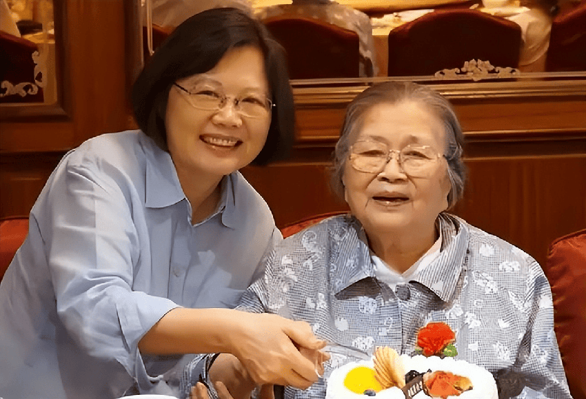 1998年，蔡英文在上海的照片，那時的她只有42歲，膚白貌美氣質佳