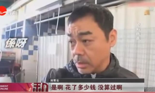 59歲大咖影帝「現身菜市場被捕獲」全程零偽裝 拎布包「路邊仔細挑地瓜」網笑喊：普通市民