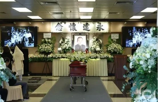 17歲女兒抱遺照，洪金寶拄拐杖送別，曾志偉錢嘉樂忍淚