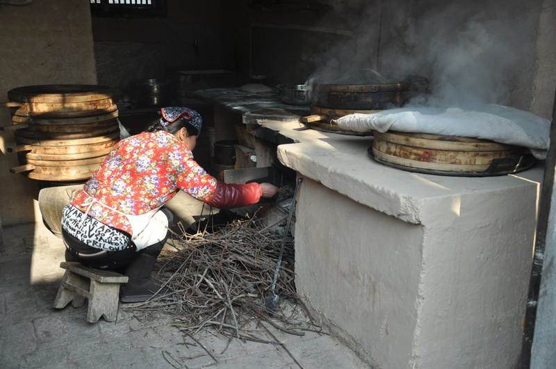 產后婆婆給我吃冷飯，我倒垃圾桶，去廚房找泡麵，開燈我淚如雨下