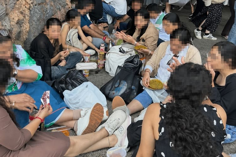 日網嘩然！東京迪士尼淪為外國遊客的「野餐現場」？！日本人徹底破防...