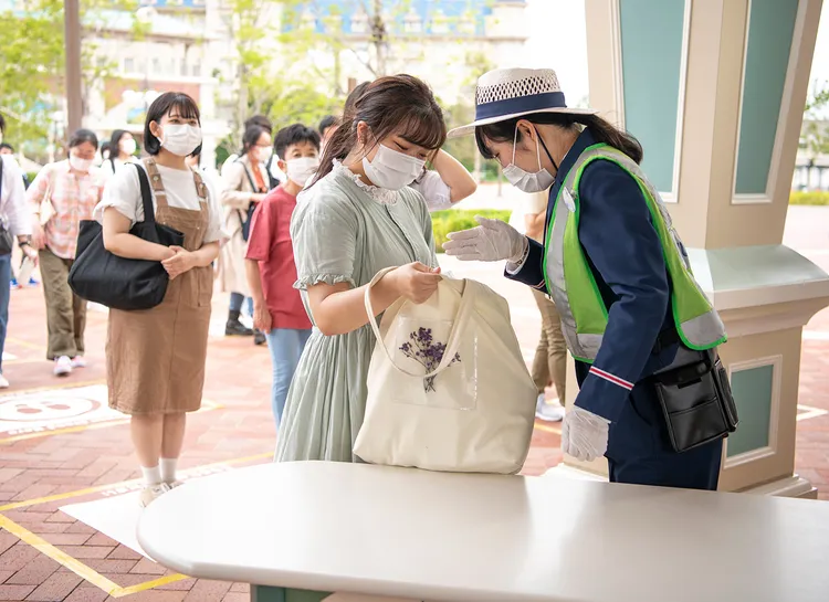 日網嘩然！東京迪士尼淪為外國遊客的「野餐現場」？！日本人徹底破防...