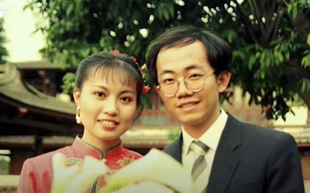郭正亮今婚紗照曝光！26歲結婚恩愛35年，妻子真實身份曝光太驚人