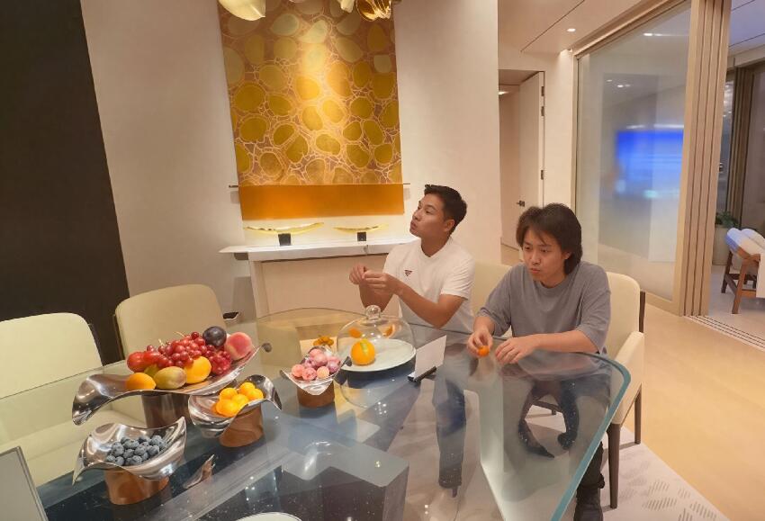 郭晉安帶兒子游澳門，18歲兒子長發及肩高過父親，父子住總統套房