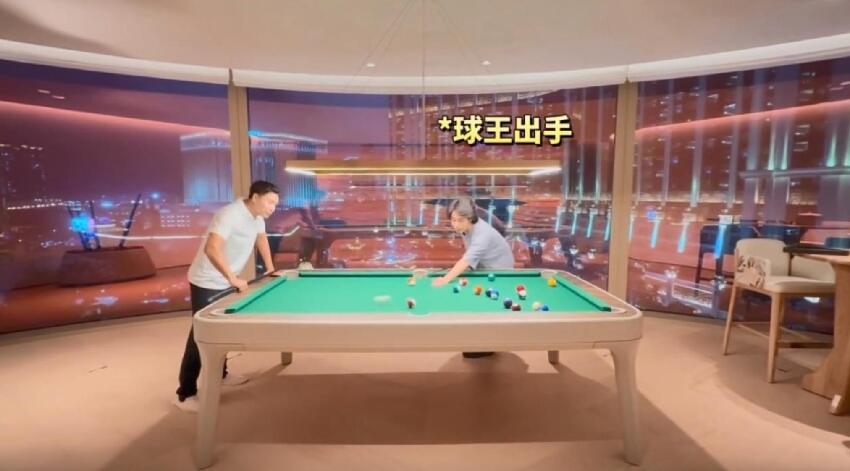 郭晉安帶兒子游澳門，18歲兒子長發及肩高過父親，父子住總統套房