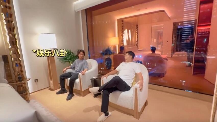 郭晉安帶兒子游澳門，18歲兒子長發及肩高過父親，父子住總統套房