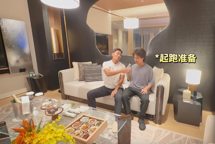 郭晉安帶兒子游澳門，18歲兒子長發及肩高過父親，父子住總統套房