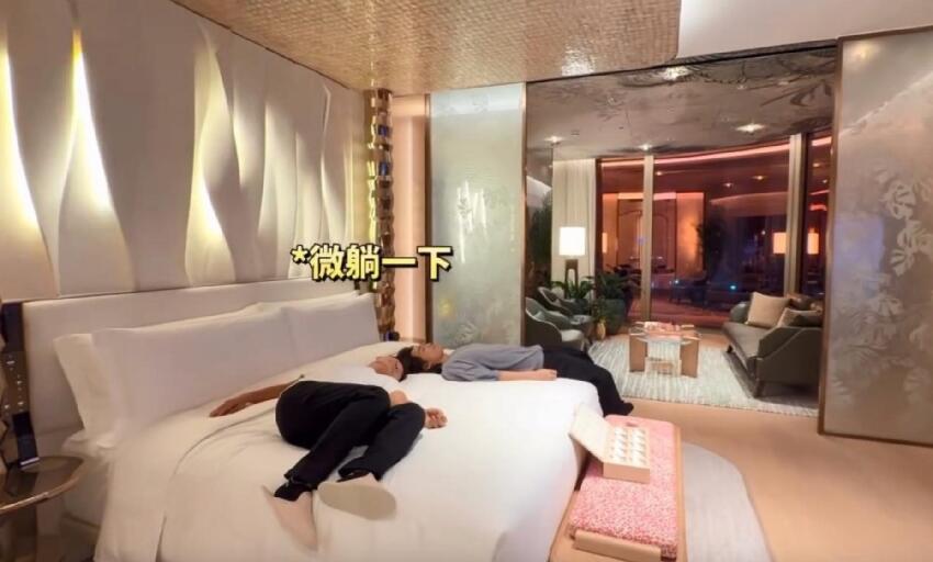 郭晉安帶兒子游澳門，18歲兒子長發及肩高過父親，父子住總統套房