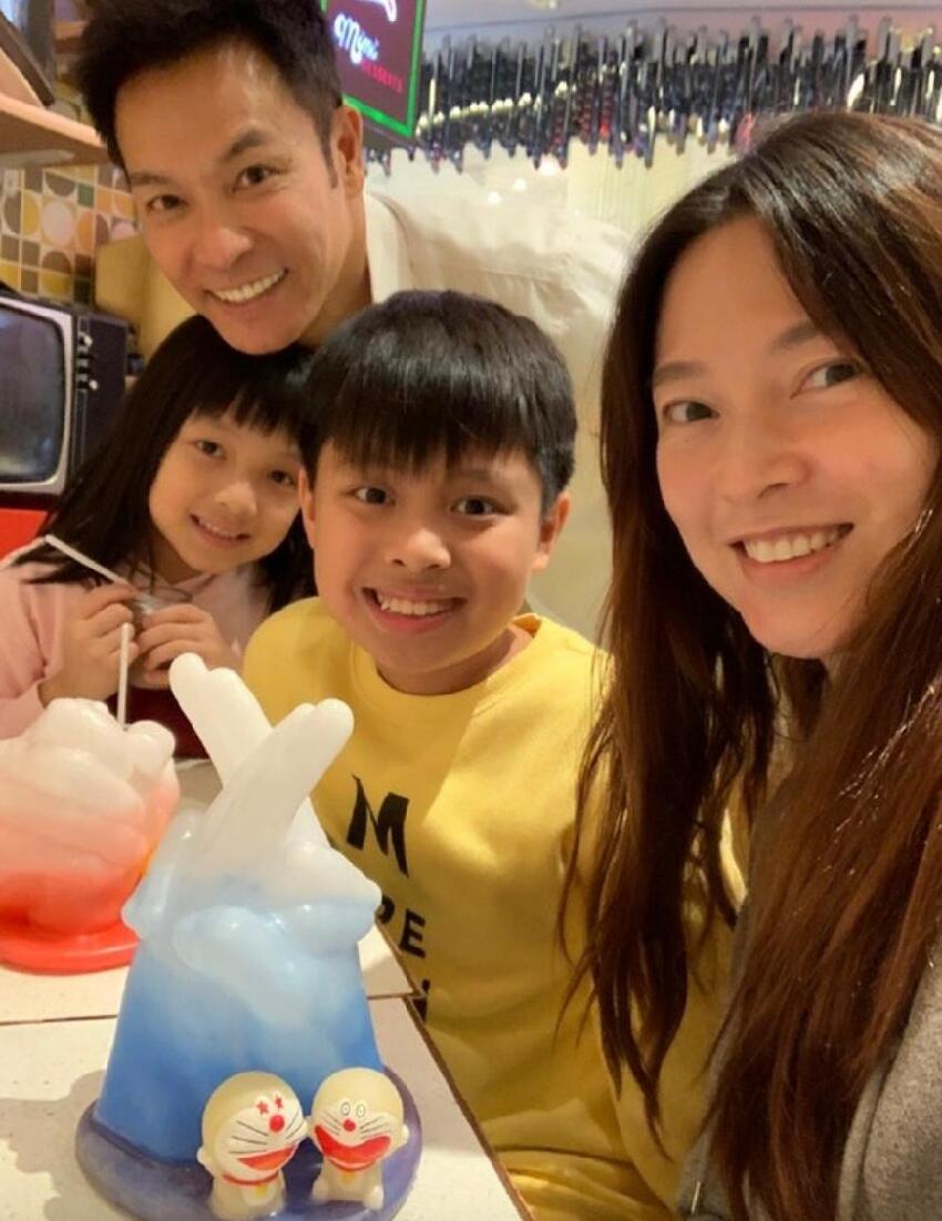 郭晉安帶兒子游澳門，18歲兒子長發及肩高過父親，父子住總統套房