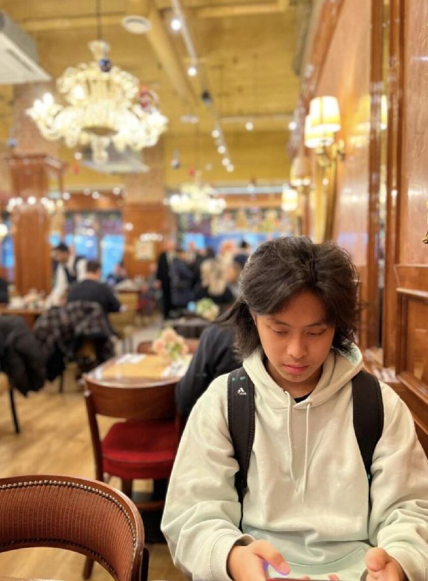 郭晉安帶兒子游澳門，18歲兒子長發及肩高過父親，父子住總統套房