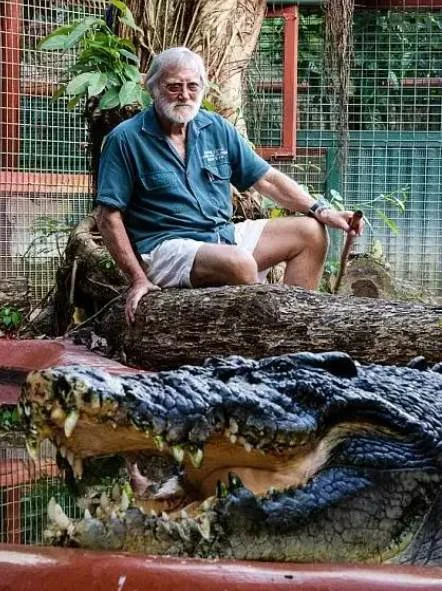 110歲世界最大鱷魚被80歲老人餵養30年，但它仍然想吃掉「牠的主人」！