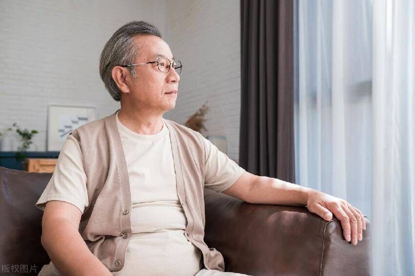 66歲大爺再婚54歲女人，一月後腰都直不起來，大爺哭訴：她要太多了