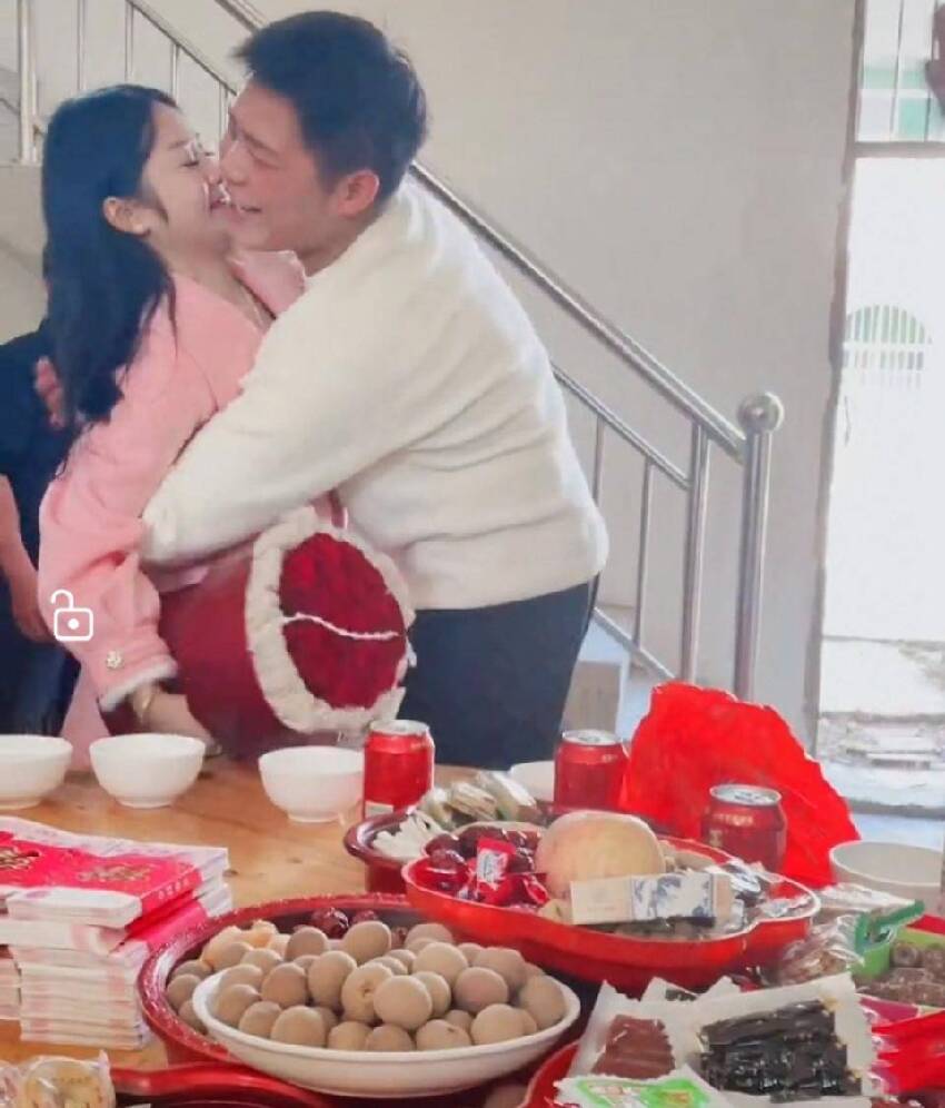 男子訂婚親吻漂亮未婚妻,女子擦嘴盡顯嫌棄,網友:「鈔票能力」!