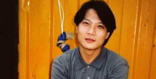 同母不同命，兩兄弟近況大不相同，一個因怪癖毀了一生，一個成人生贏家
