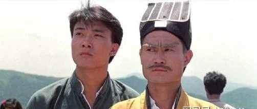 同母不同命，兩兄弟近況大不相同，一個因怪癖毀了一生，一個成人生贏家