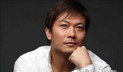 同母不同命，兩兄弟近況大不相同，一個因怪癖毀了一生，一個成人生贏家