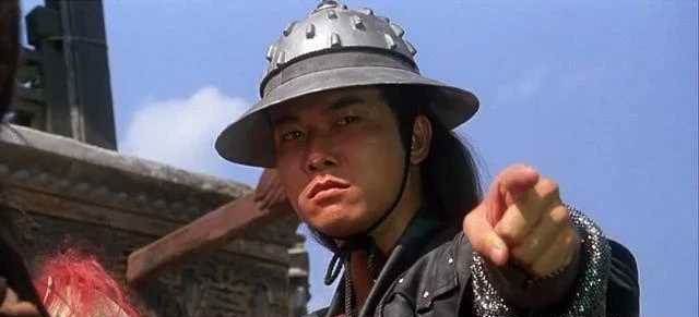 同母不同命，兩兄弟近況大不相同，一個因怪癖毀了一生，一個成人生贏家