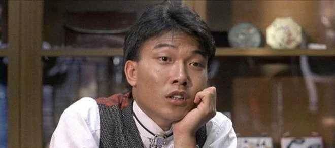 同母不同命，兩兄弟近況大不相同，一個因怪癖毀了一生，一個成人生贏家