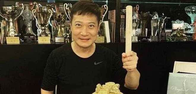 同母不同命，兩兄弟近況大不相同，一個因怪癖毀了一生，一個成人生贏家