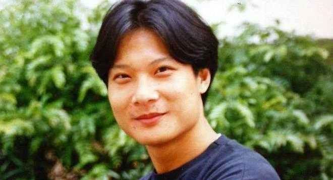 同母不同命，兩兄弟近況大不相同，一個因怪癖毀了一生，一個成人生贏家