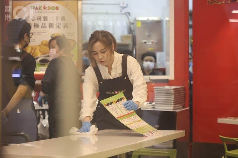 離開電視台！ 31歲女星被目擊「海南雞飯店打工」「被認出不尷尬」職業不分貴賤