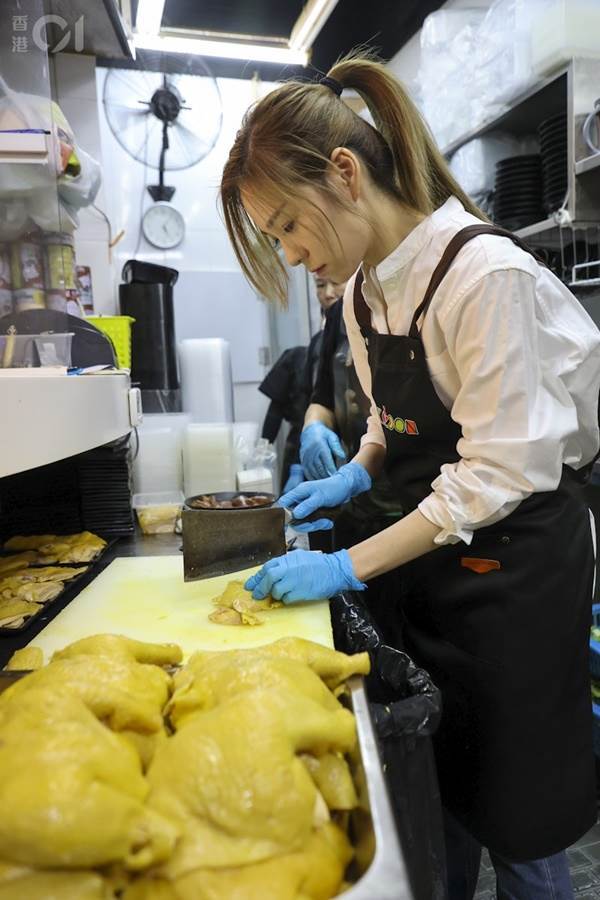 離開電視台！ 31歲女星被目擊「海南雞飯店打工」「被認出不尷尬」職業不分貴賤