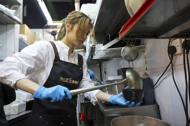 離開電視台! 31歲女星被目擊「海南雞飯店打工」「被認出不尷尬」職業不分貴賤