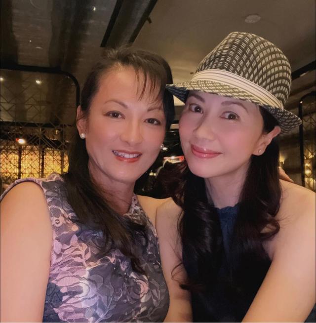 57歲港姐近照美貌大殺四方！三婚帶娃嫁初戀，選美贏邱淑貞關秀媚