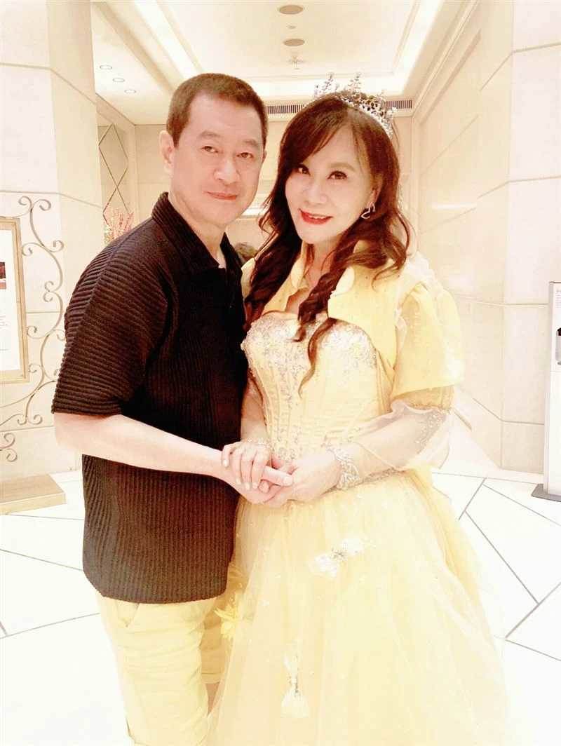 2月剛過，61歲蔡小虎傳來喜訊，結婚照曝光轟動全台，萬萬沒想到新娘竟然不是龍千玉，而是她！