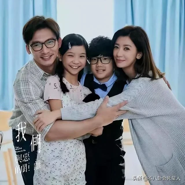 49歲賈靜雯生圖皺紋多,個子矮小含胸駝背,網友感嘆快不認識了