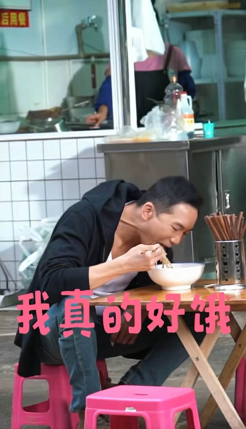消失熒幕多年!昔日台灣男星「路邊攤狼狽吃面」 ,青筋暴頸引擔憂:當年偶像怎麼了